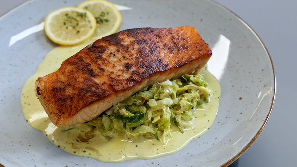 Lachs mit Rahm-Spitzkohl – knusprige Kruste, cremiger Kohl