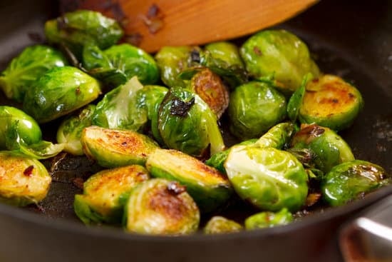 Leckeren Rosenkohl putzen und nach Großmutters Rezept zubereiten