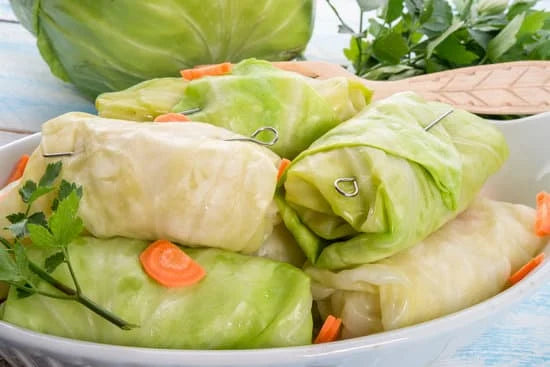 Kohlrouladen rollen, schmoren, zubereiten – Omas einfach Rezept