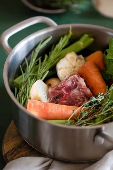 Beste und goldene Rinderbrühe selber machen – Rezept für eine gute klare Brühe