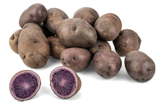 Leckerer Kartoffelsalat von blauen Kartoffeln und Rucola – der Hingucker – Omas Rezept