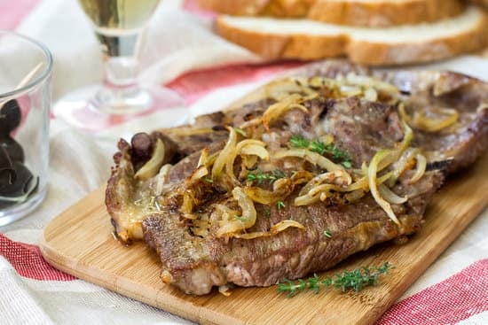 Saftiges Kotelett richtig braten mit blonden Zwiebeln und Spiegelei