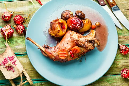 Kaninchenkeulen schmoren und in Knoblauch-Sahnesoße zubereiten – Rezept