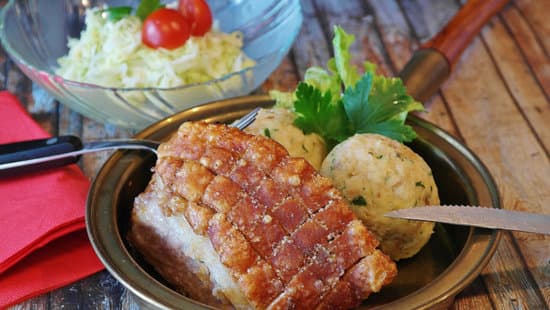 Krustenbraten aus dem Backofen und leckere braune Soße selber machen