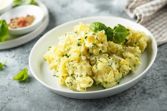 Kartoffelsalat ohne Mayonnaise mit Essig und brauner Butter – 1a Rezept