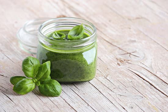 Süßes Pesto aus weißer Schokolade, Pinien und Basilikum einfach selber machen – Unser Rezept