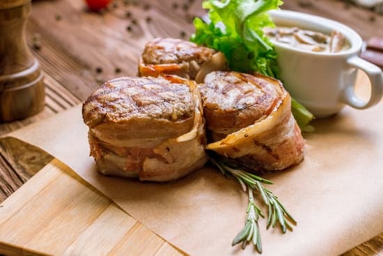 Schweinefilet im Speckmantel – schnelles Pfannengericht in 15 Minuten!