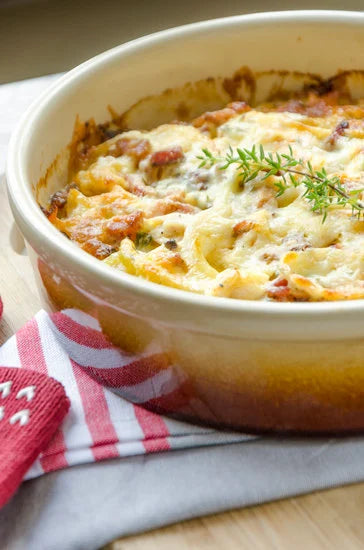 Kartoffelauflauf mit Tomatensoße und grünem Spargel – schnelles Rezept