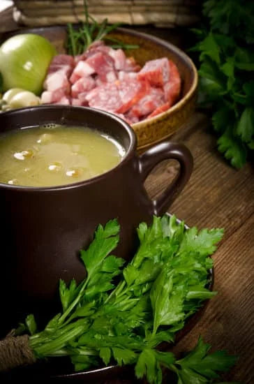 Erbsensuppe auf Eisbein gekocht – Eintopf nach Omas Rezept mit Gemüse