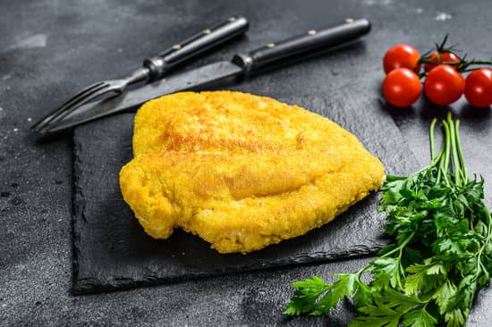 Knuspriges Schnitzel vom Hähnchen mit Mozzarella und Basilikum gefüllt