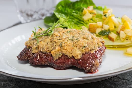 Steak mit Zwiebel-Senfkruste rosa in der Pfanne braten – Das Strindberg