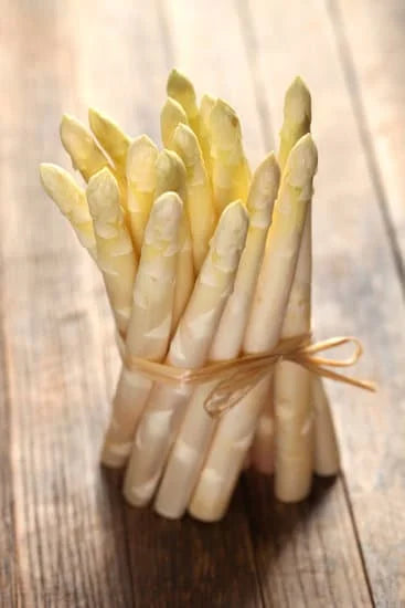 Frischer Spargel kochen und als Bündchen binden und servieren – super schön, lecker und praktisch