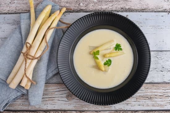 Spargelcremesuppe einfach selber kochen – Rezept für Spargelsuppe