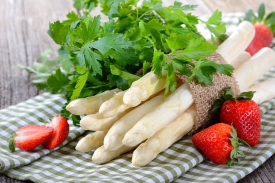 Süßer Spargel – Erdbeersalat als Nachtisch zubereiten – Rezept für ein süßes Spargeldessert