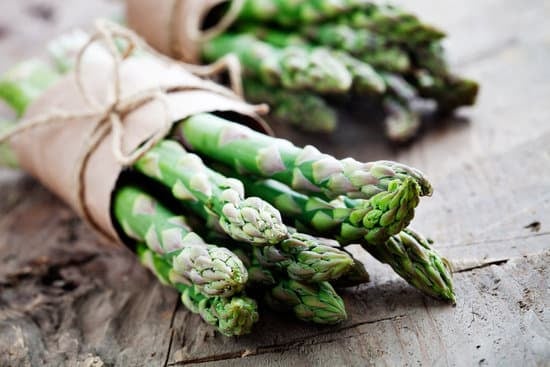 Grüner Spargel als Salat mit Granatapfel zubereiten – ein sommerliches Rezept – einfach und schnell