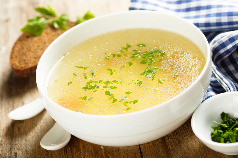 Gute Brühe nach Omas Rezept – dazu knusprige Backerbsen und Flädle