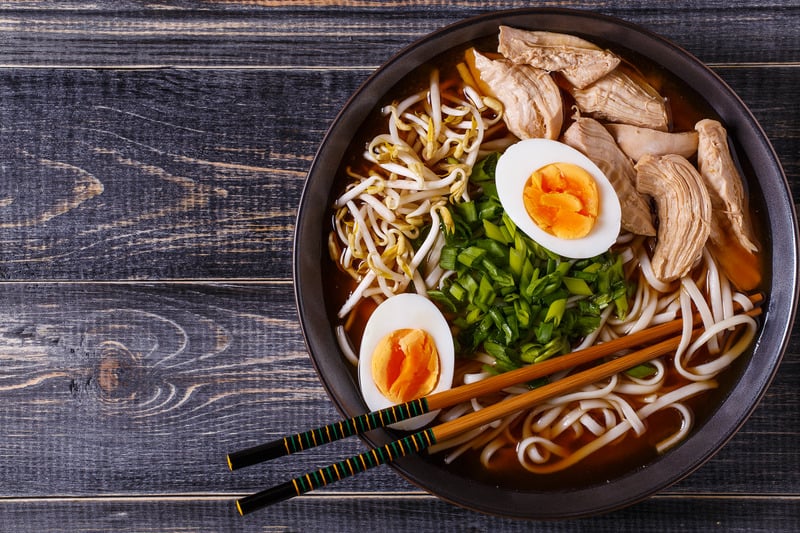 Ramensuppe mit kräftiger Hühnerbrühe selber kochen. Rezept