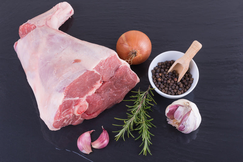 Lammkeule im Schmortopf mit Gemüse & Kartoffeln im Ofen zubereiten!