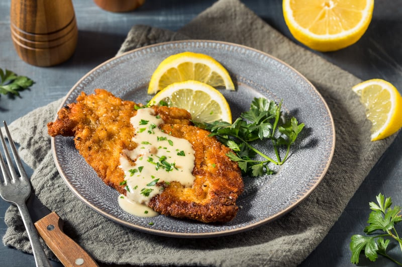 Vegetarisches knusper Schnitzel mit mediterranen Aromen. Rezept
