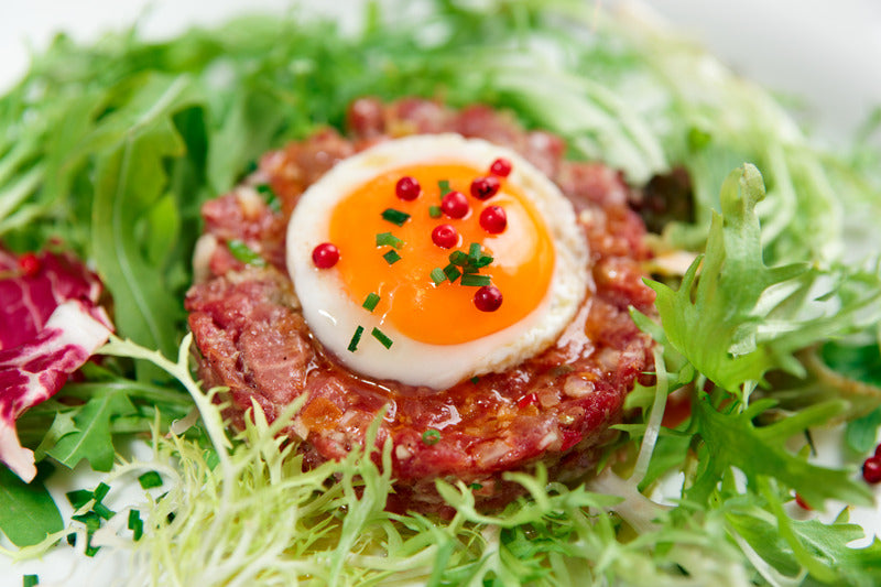 Beef Tartar 2.0 - Perfekt gebraten & flambiert – Bestes Rind aus der Pfanne.