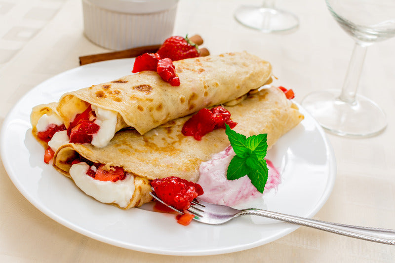 Crêpes Brûlée: Das Beste aus Crême Brûlée & feine Crêpes mit Erdbeeren