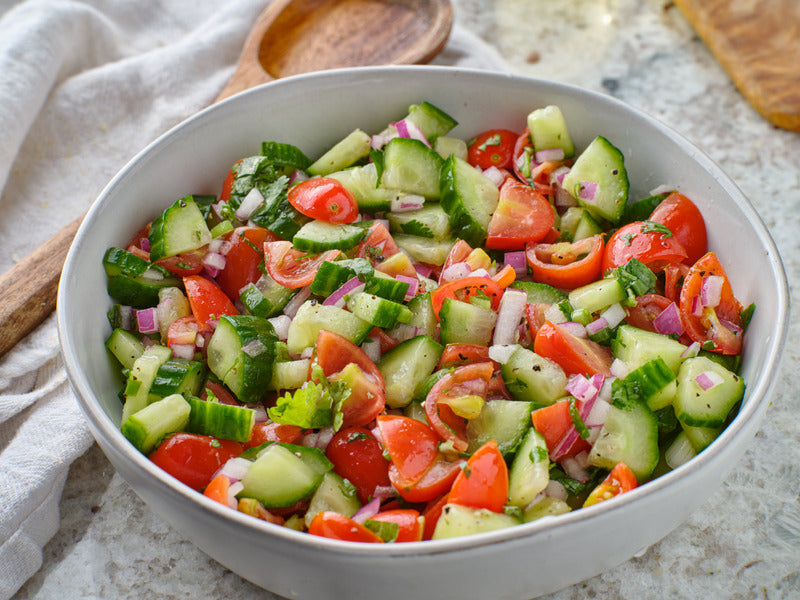Knackiger Tomaten-Gurkensalat - Frisches Salatrezept für Sommerfeeling