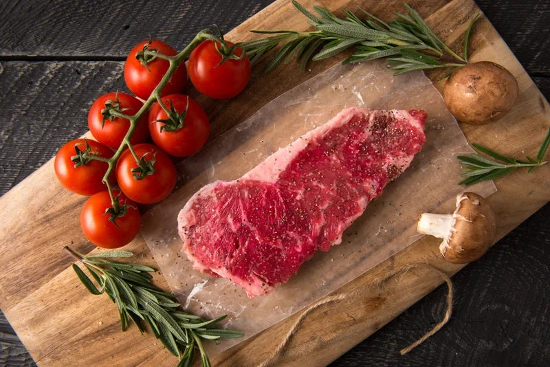 Saftiges Hüftsteak mit mediterraner Tomatensoße. Bestes Rezept