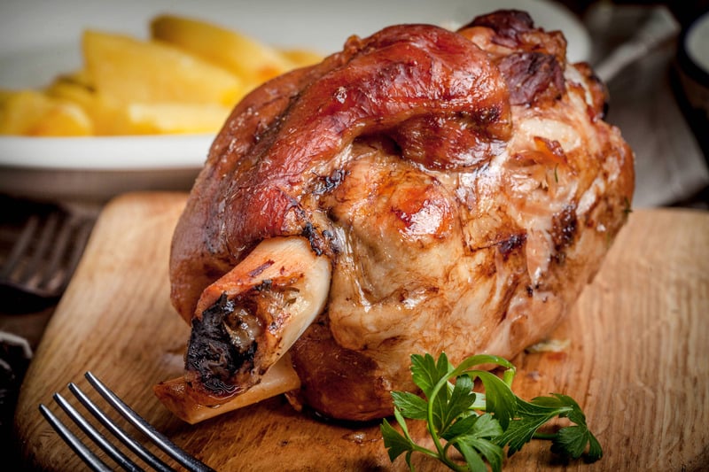 So wird deine Schweinshaxe wie im Wirtshaus richtig knusprig!