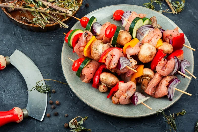 So machst du zarte Schaschlik in Tomatensoße, wie auf dem Volksfest!