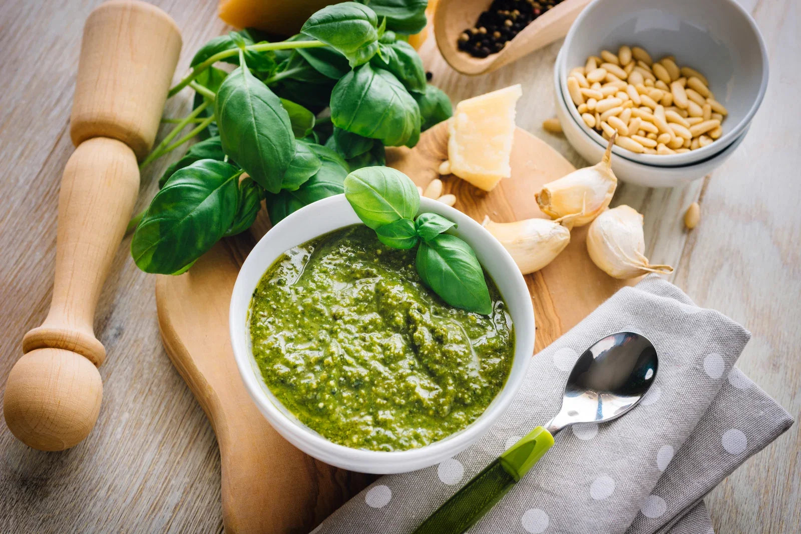 Pesto selbermachen: Basilikum vom Balkon retten leicht gemacht