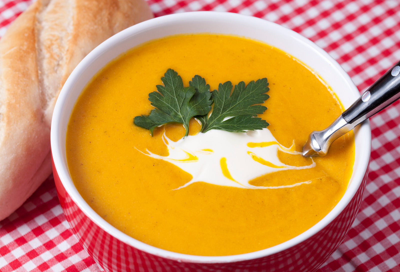 Wärmende Kürbissuppe: Orange küsst Kürbis! Scharf & cremig!