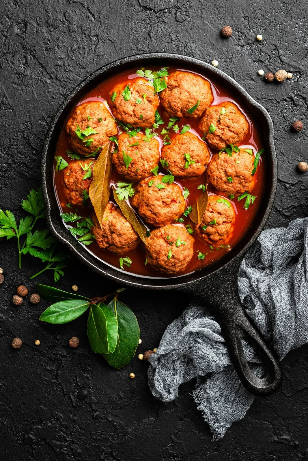 Schnelle Hackbällchen mit Paprika-Rahm in 20 Minuten!