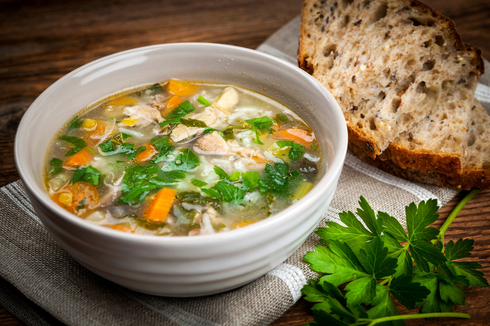 Schnelle Sommersuppe selber kochen: Rezept mit viel Gemüse & Tomaten