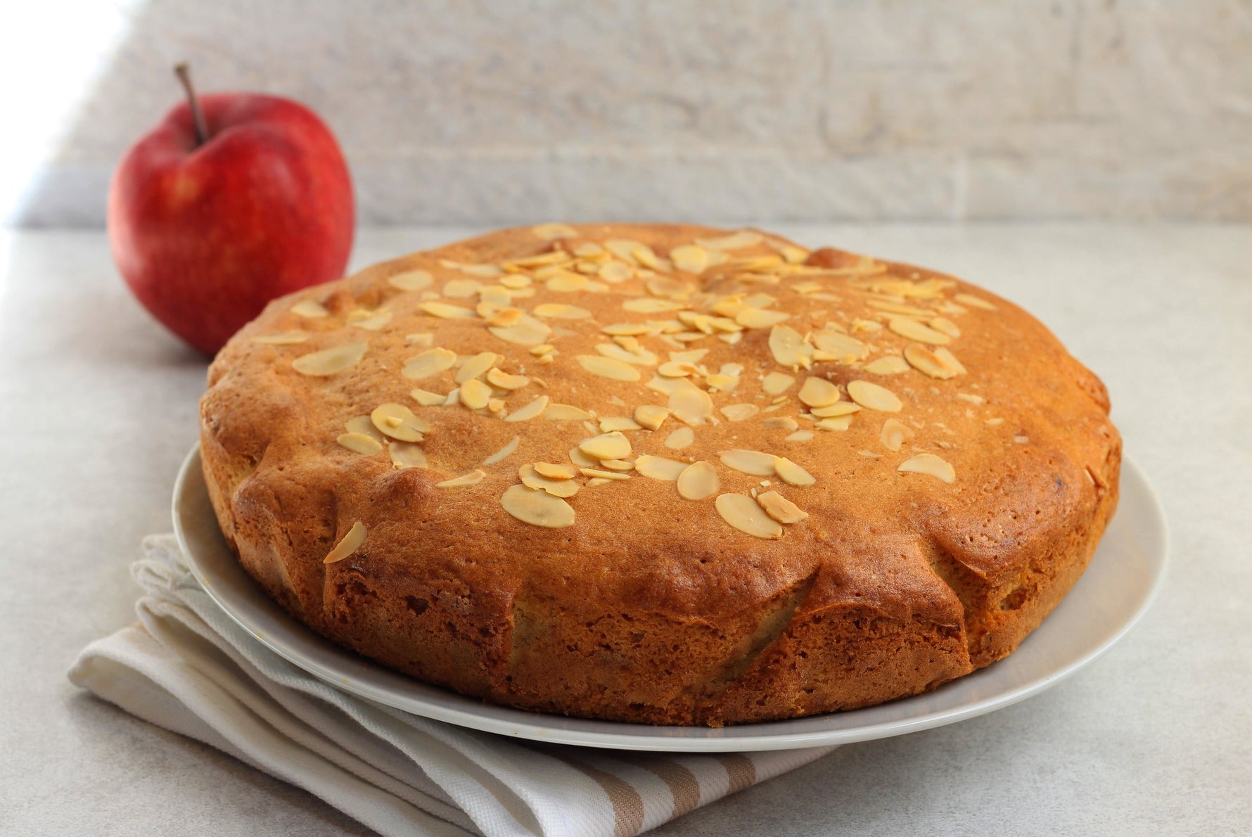 Dieser Mandelkuchen ist SO lecker, schnell und einfach zu machen!