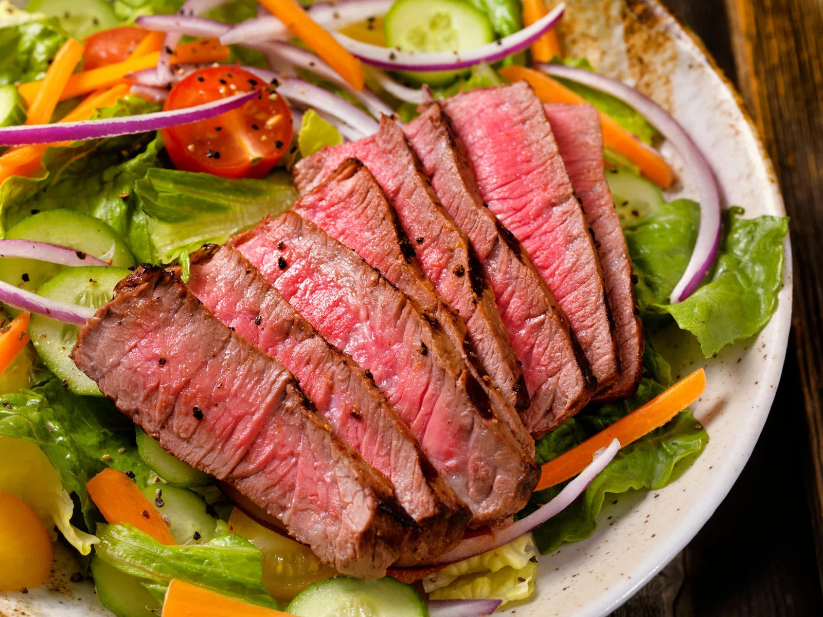Rumpsteak auf Rucola mit Pfirsich in Zitrone & Olivenöl. Tagliata di Manzo