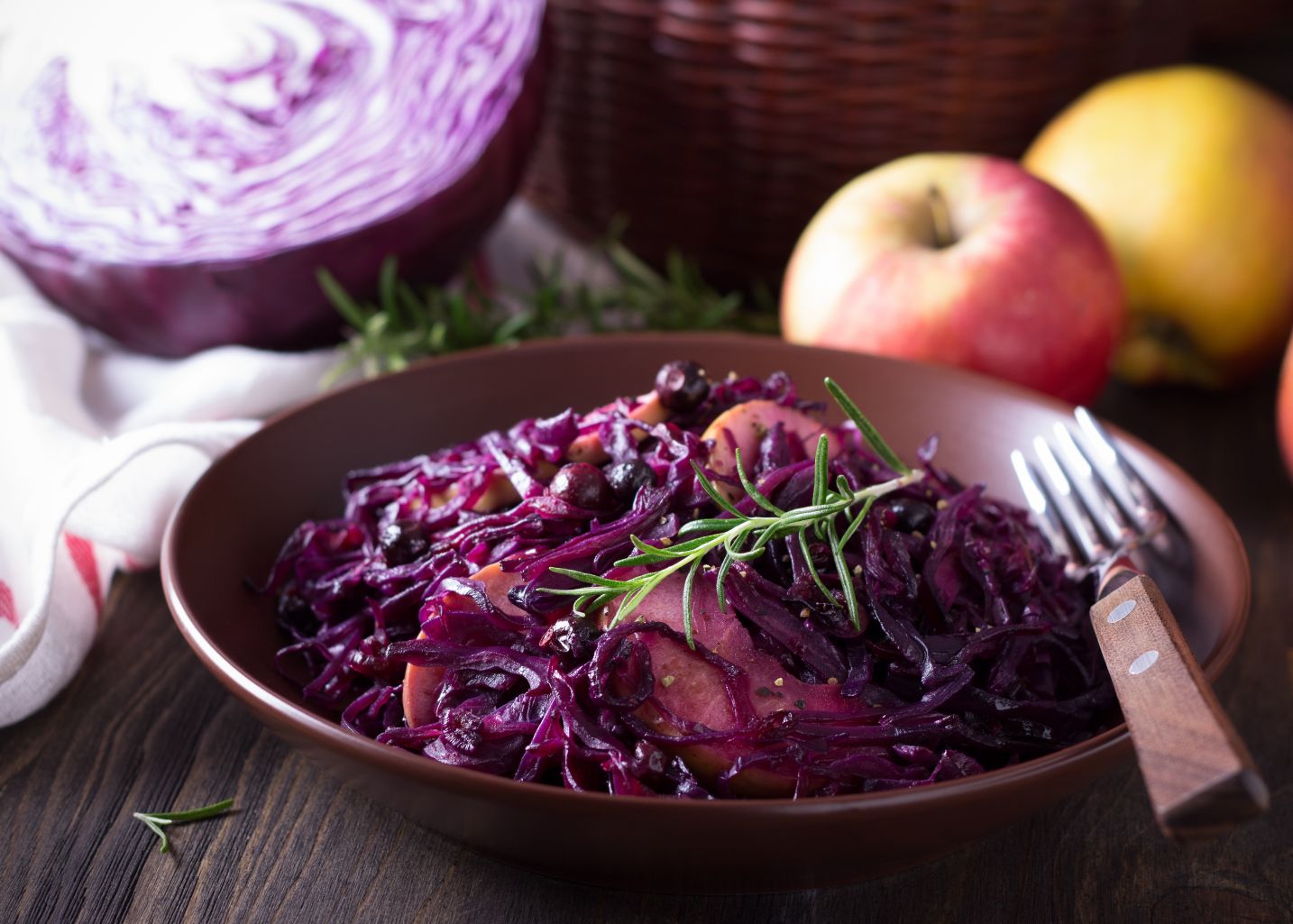 Rotkohlsalat mit Trauben und Walnüssen