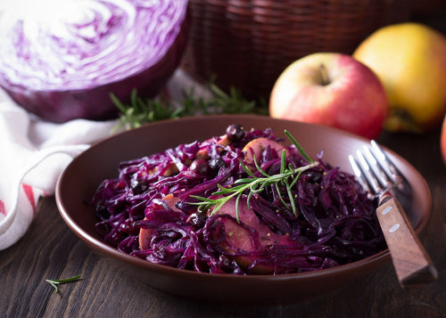 Rotkohlsalat mit Trauben und Walnüssen