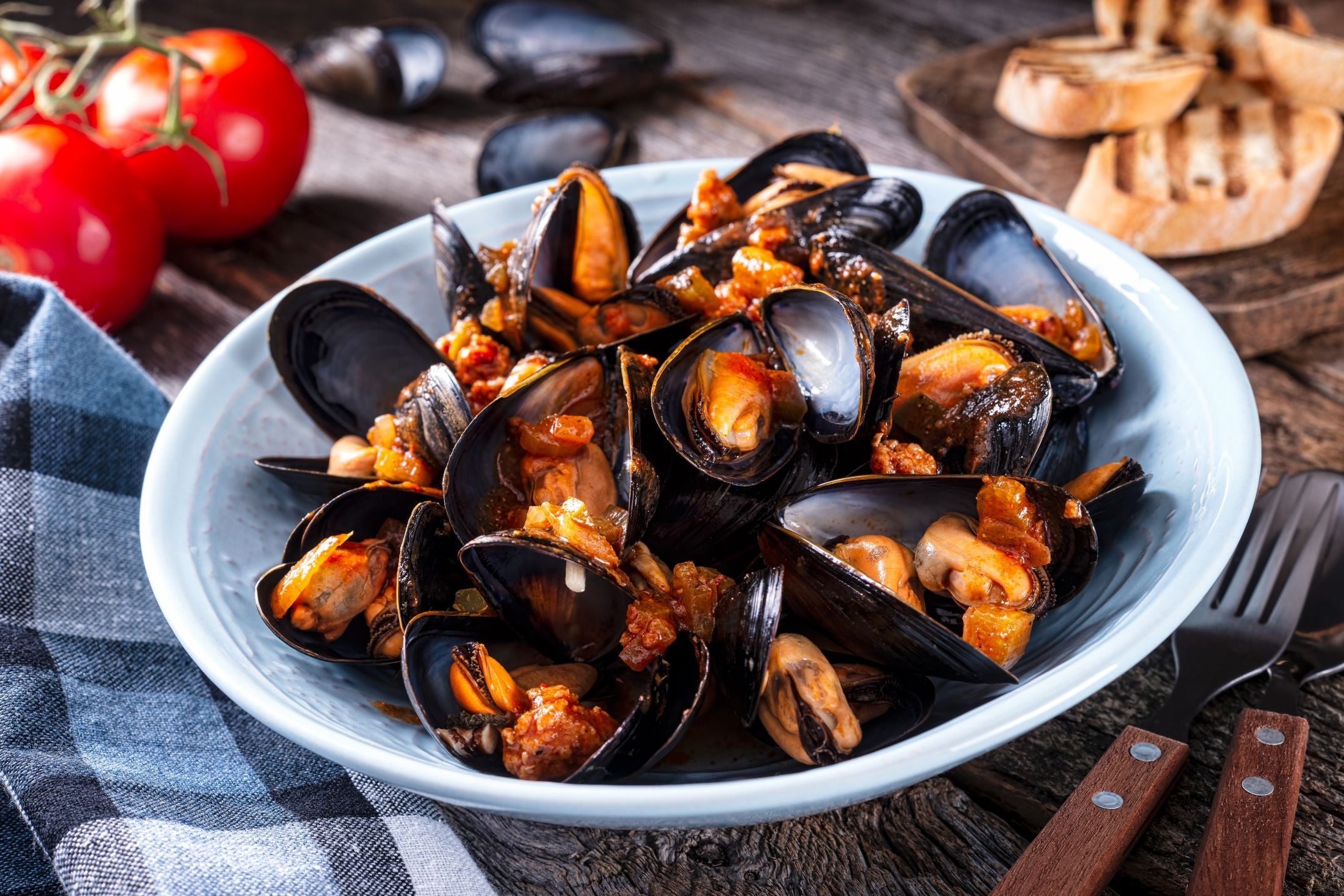 Rezept für Miesmuscheln in Weißweinsoße zubereiten