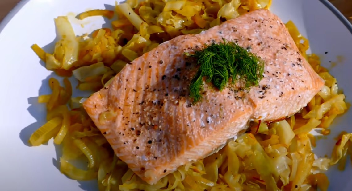 Spitzkohlpfanne mit Fenchel und Lachs