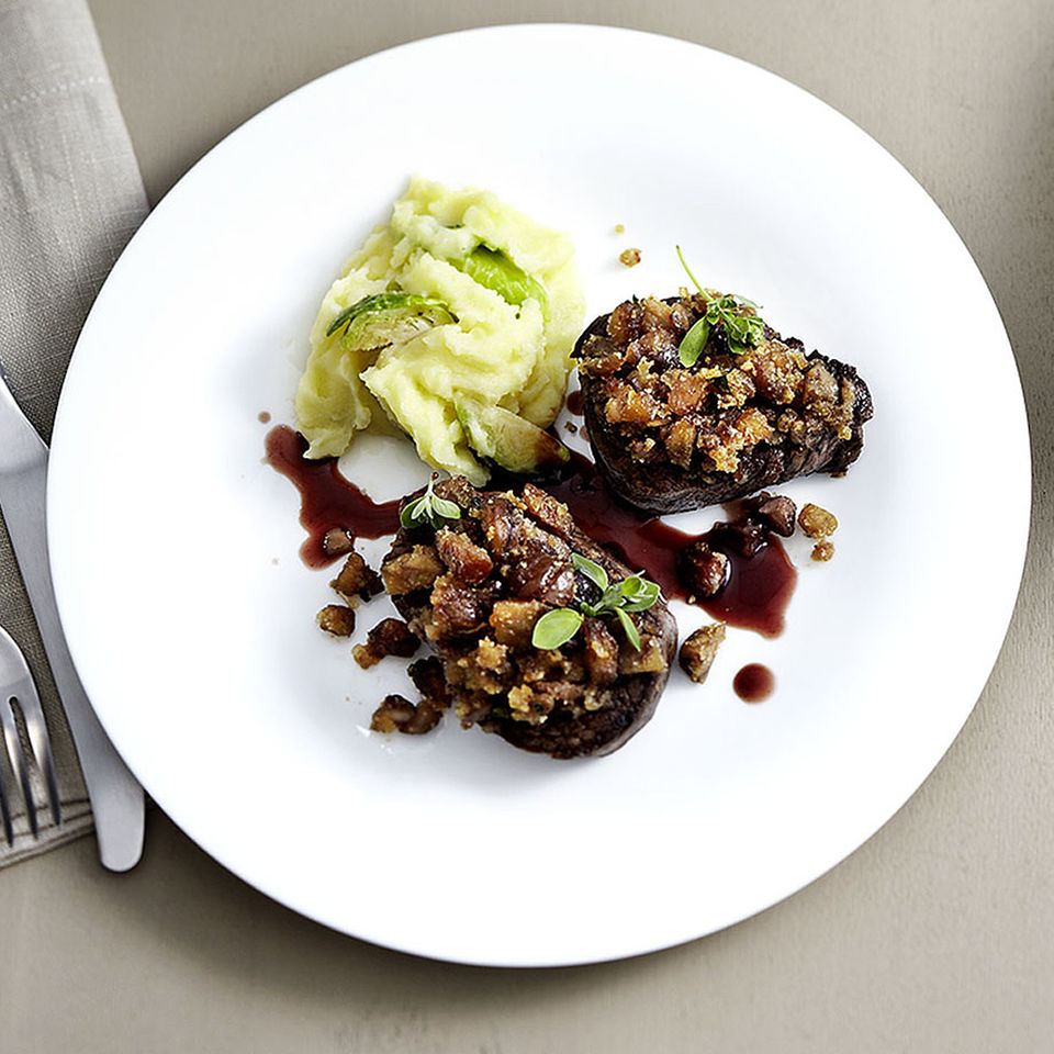 Hirschrückenfilet unter Maronenkruste auf Apfelsahnesoße