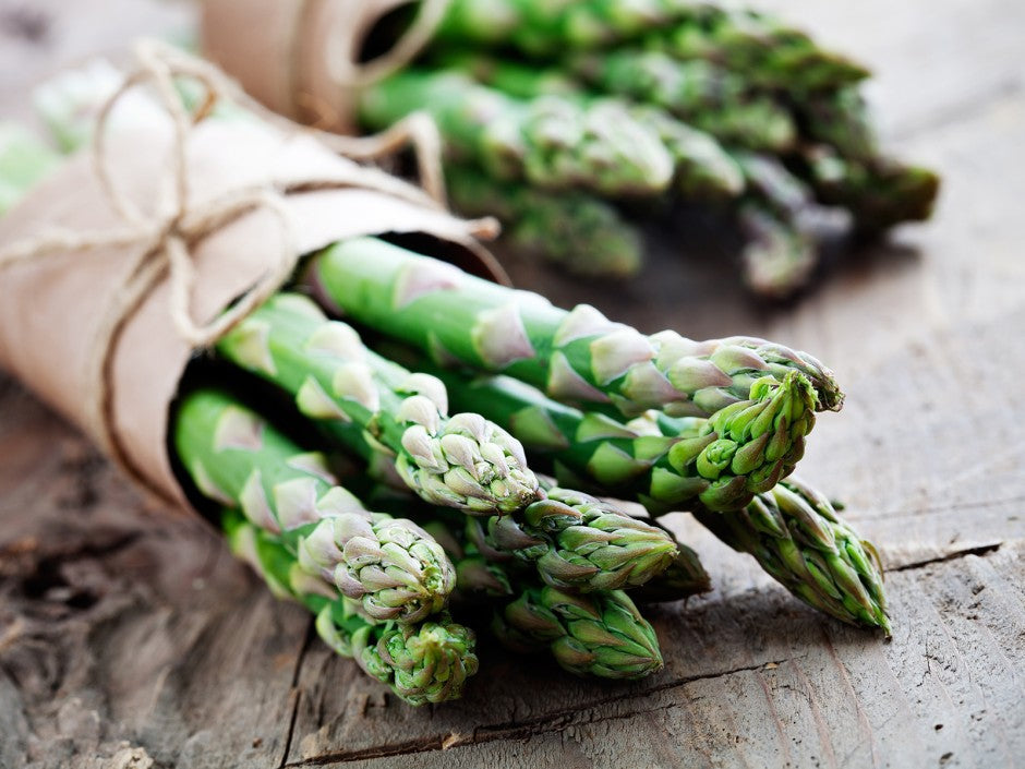 Grüner Spargel in Pergament