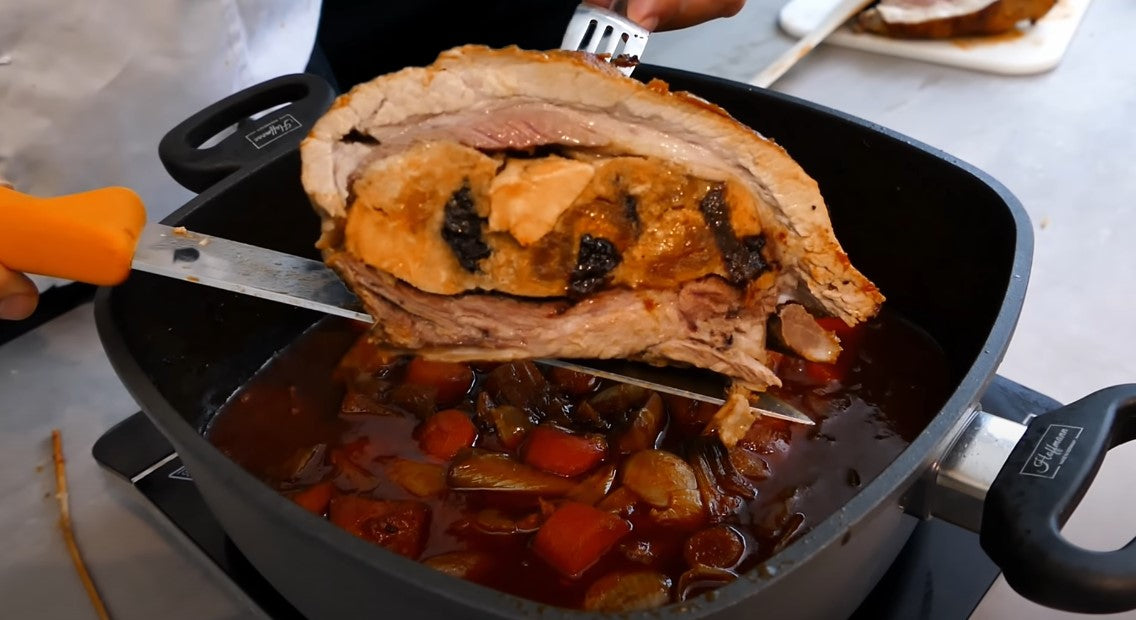 Dicke Rippe mit Backobst gefüllt