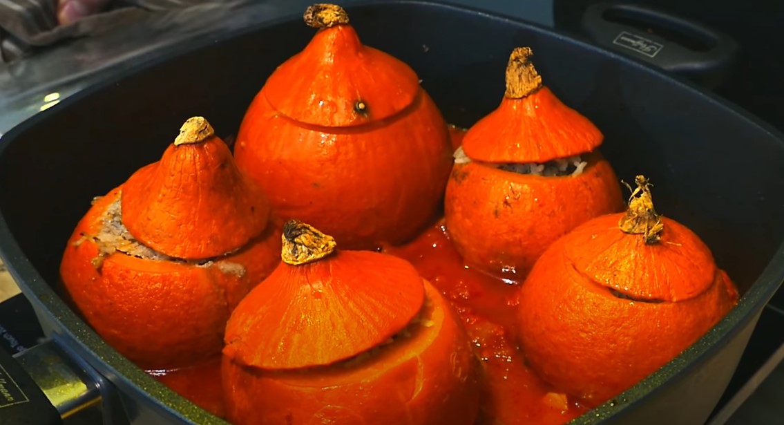 Mini Hokkaido Kürbis mit Hack auf Tomatensoße