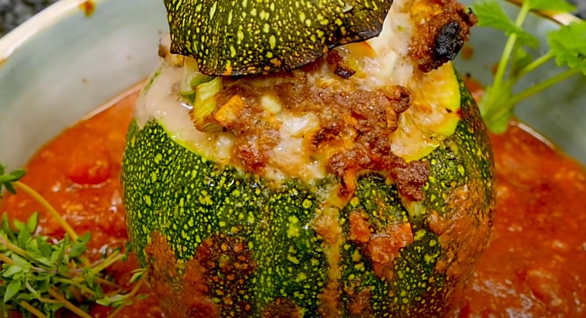 Gefüllte Zucchini mit Hackfleisch auf Tomatensoße
