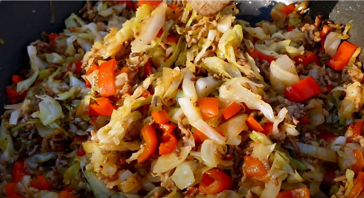 Herzhafte Kohlpfanne mit Hackfleisch