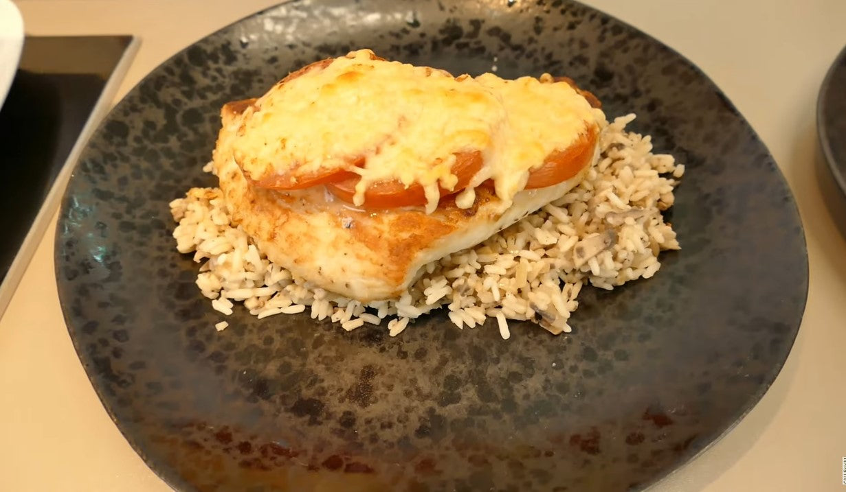 Putenschnitzel zubereiten und mit Käse überbacken – Putensteak Capri