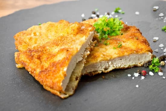 Pariser Schnitzel mit feinen Erbsen „Pariser Art“