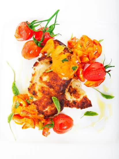Saftiges Hähnchenbrustfilet auf Tomaten-Pasta. Piccata Milanese Rezept