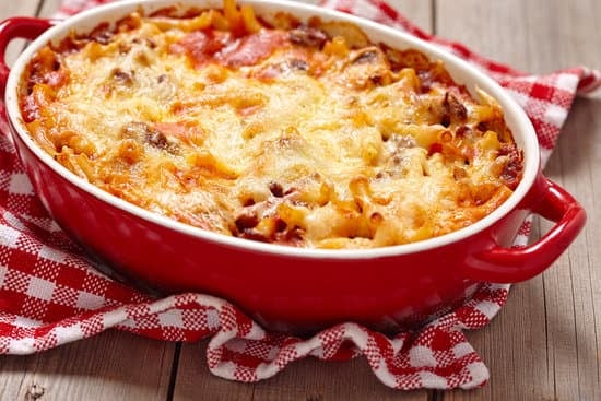 Nudelauflauf mit Schinken und Käse. Lecker, einfach, schnell