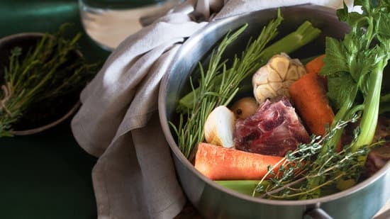 Rinderbrühe selber machen – Rezept für eine Bouillon aus Knochen